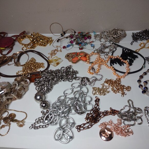 Lot Of Over 40 Necklaces - Picture 15 of 16